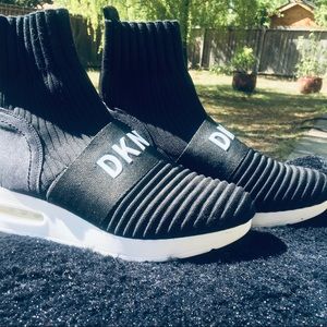 DKNY size 7 Women’s Booties Black/White